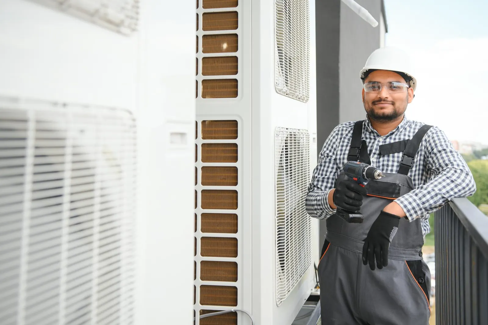 Réparateur installant une unité extérieure de climatiseur