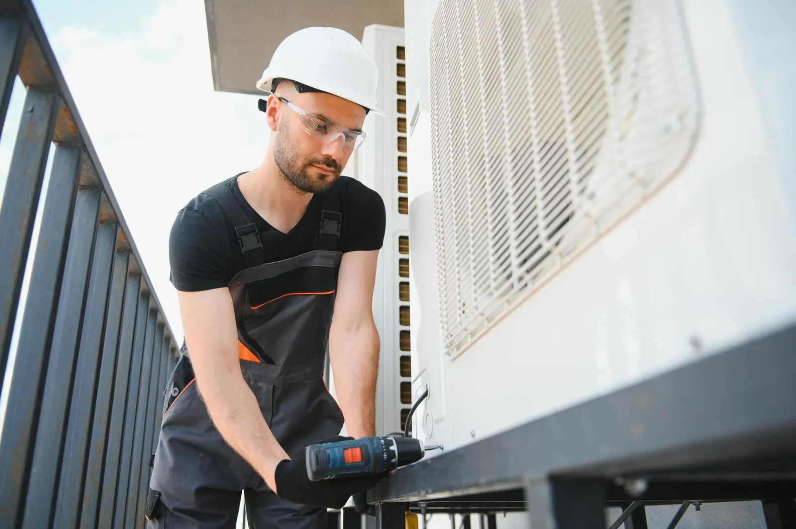 Technicien travaillant à l’entretien d’une pompe à chaleur extérieure